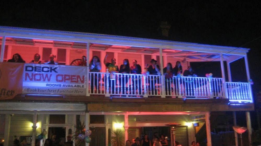 Shooters Saloon Hotel & Cabins Auckland Bagian luar foto